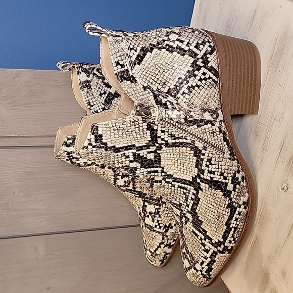 Snakeskin Print Ankle Booties MIA Embossed Size 8.5 - Picture 2 of 12